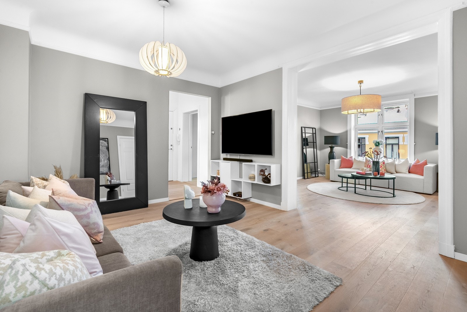 Stuen er stor og todelt med tofløyede dører til to soverom, og rikelig med dagslys fra et krysspostvindu i ytterste del. Galleribilde