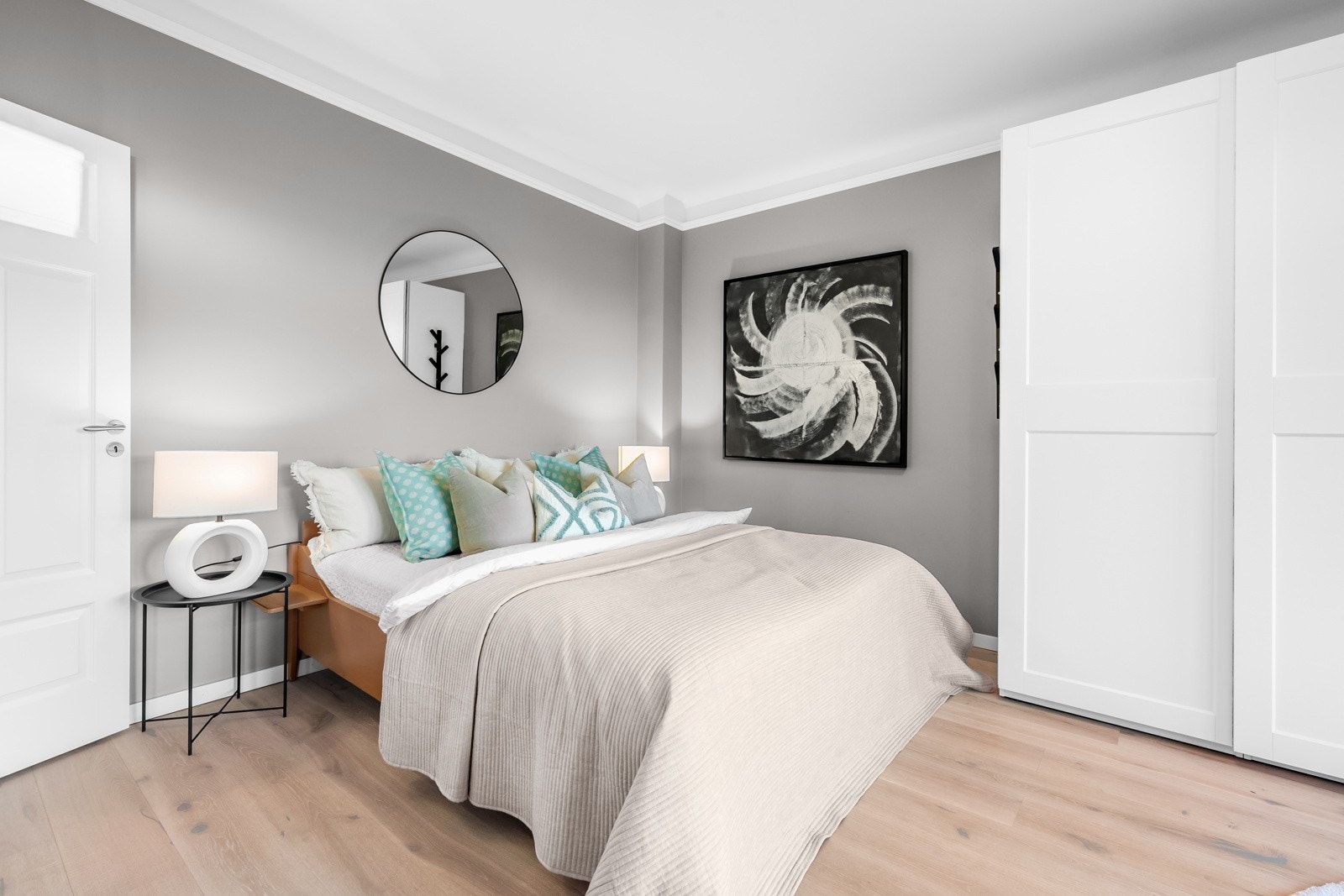 Rommet har god plass til dobbeltseng, garderobeløsning og annen innredning. Galleribilde