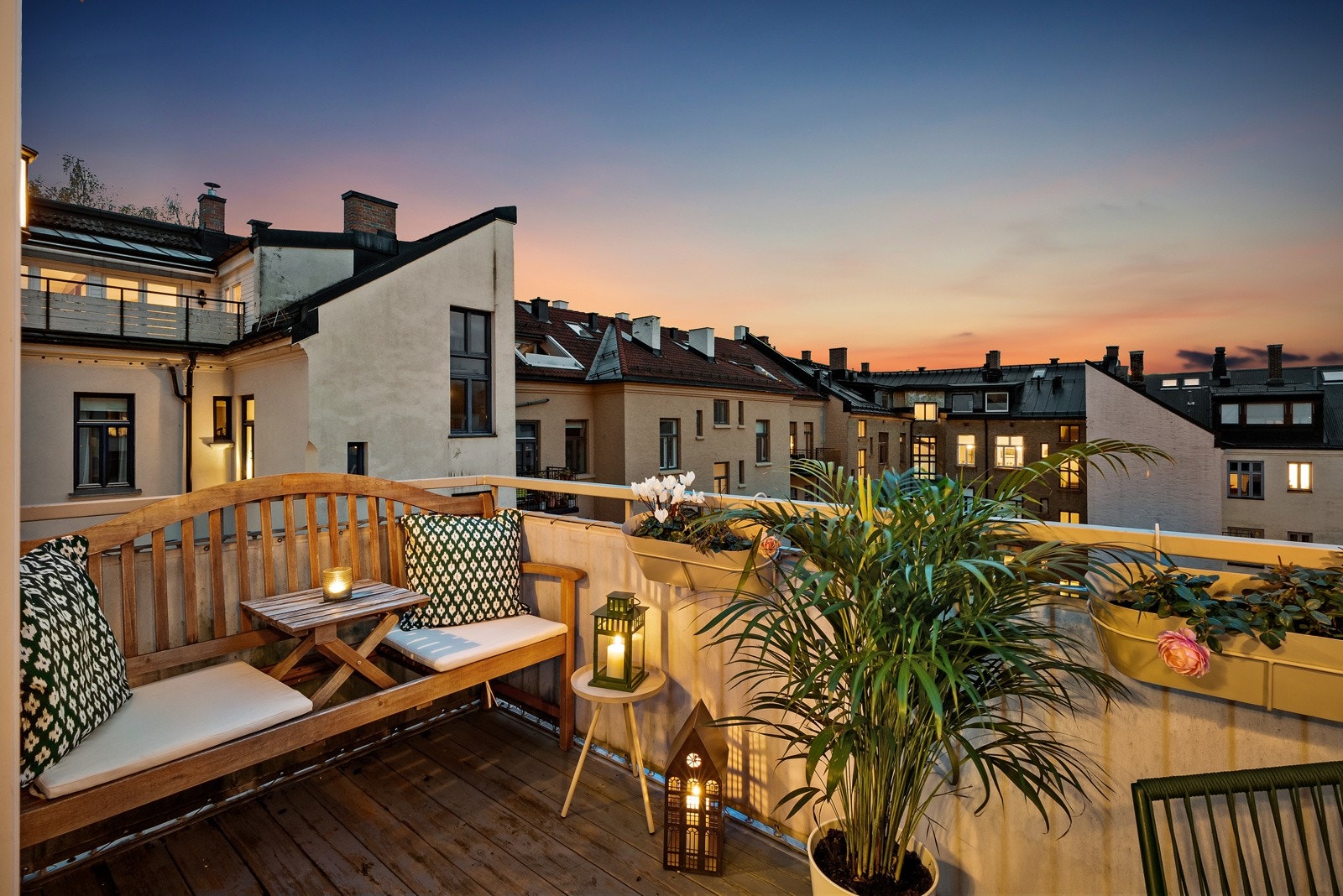 Solrik balkong vendt ut mot rolig bakgård. Galleribilde