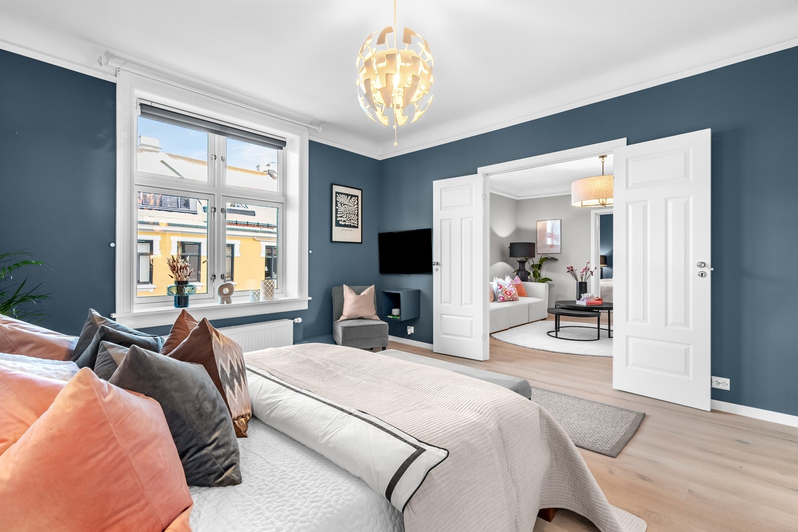 Rommet har god plass til dobbeltseng, garderobeløsning og annen innredning. Galleribilde