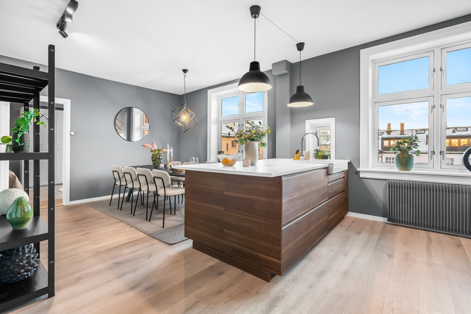 Det er automatisk vannstopper i benken med oppvaskmaskin, og godt arbeidslys fra spotlamper og pendellamper. Galleribilde