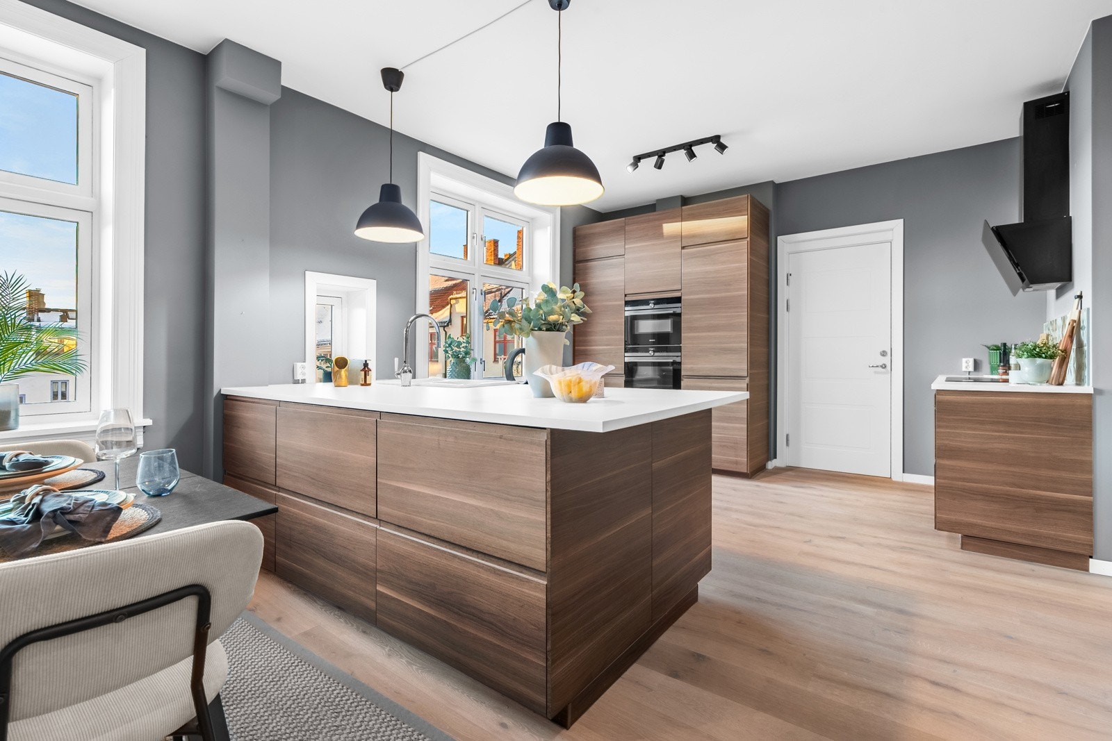 Boligen har et romslig spisekjøkken. To krysspostvinduer mot bakgården mye naturlig lys, og det er dør inn til hovedsoverom og entreen. Galleribilde