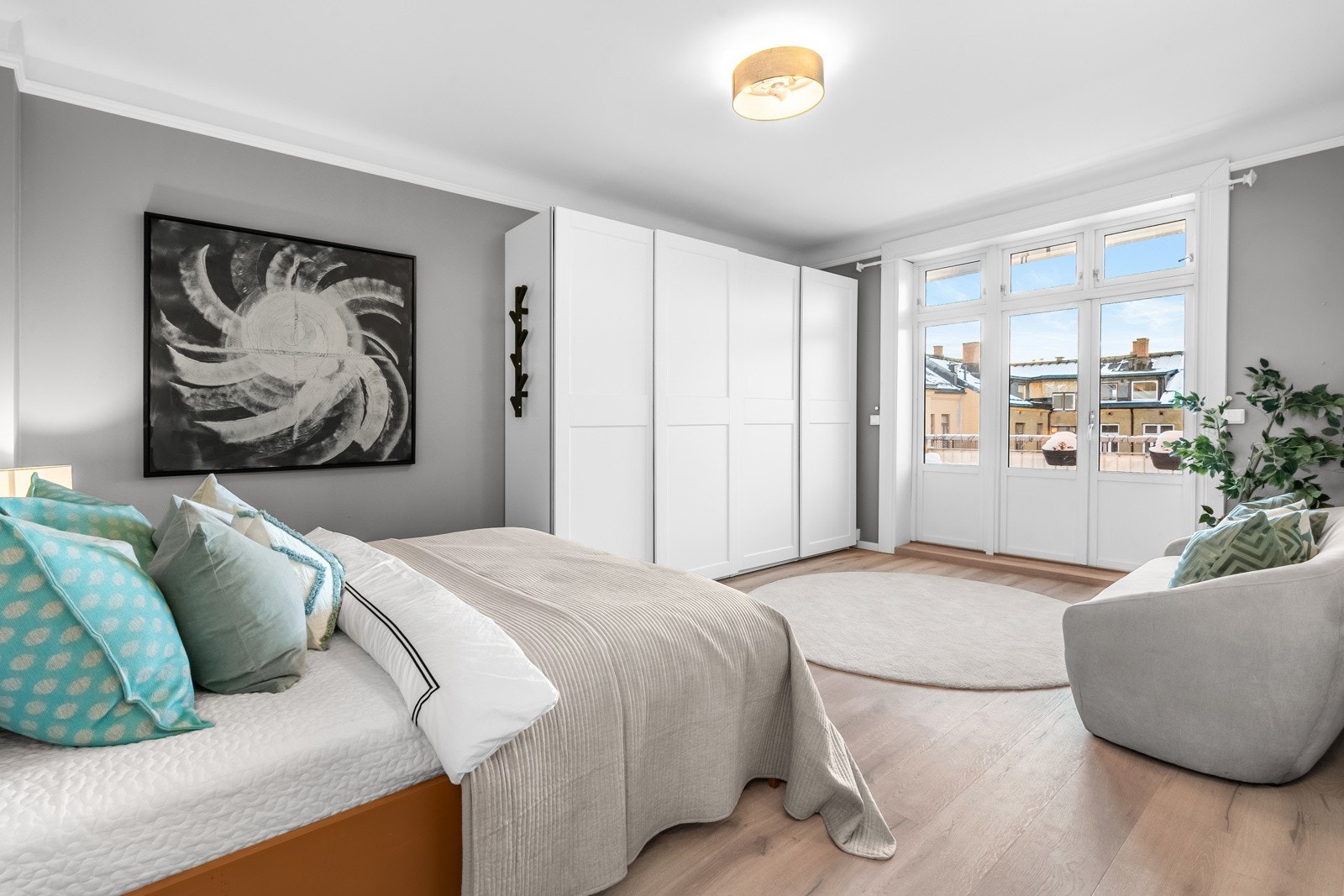 Hovedsoverommet har utgang til balkong. Rommet er ekstra stort og har adkomst både fra kjøkkenet og stuen. Galleribilde