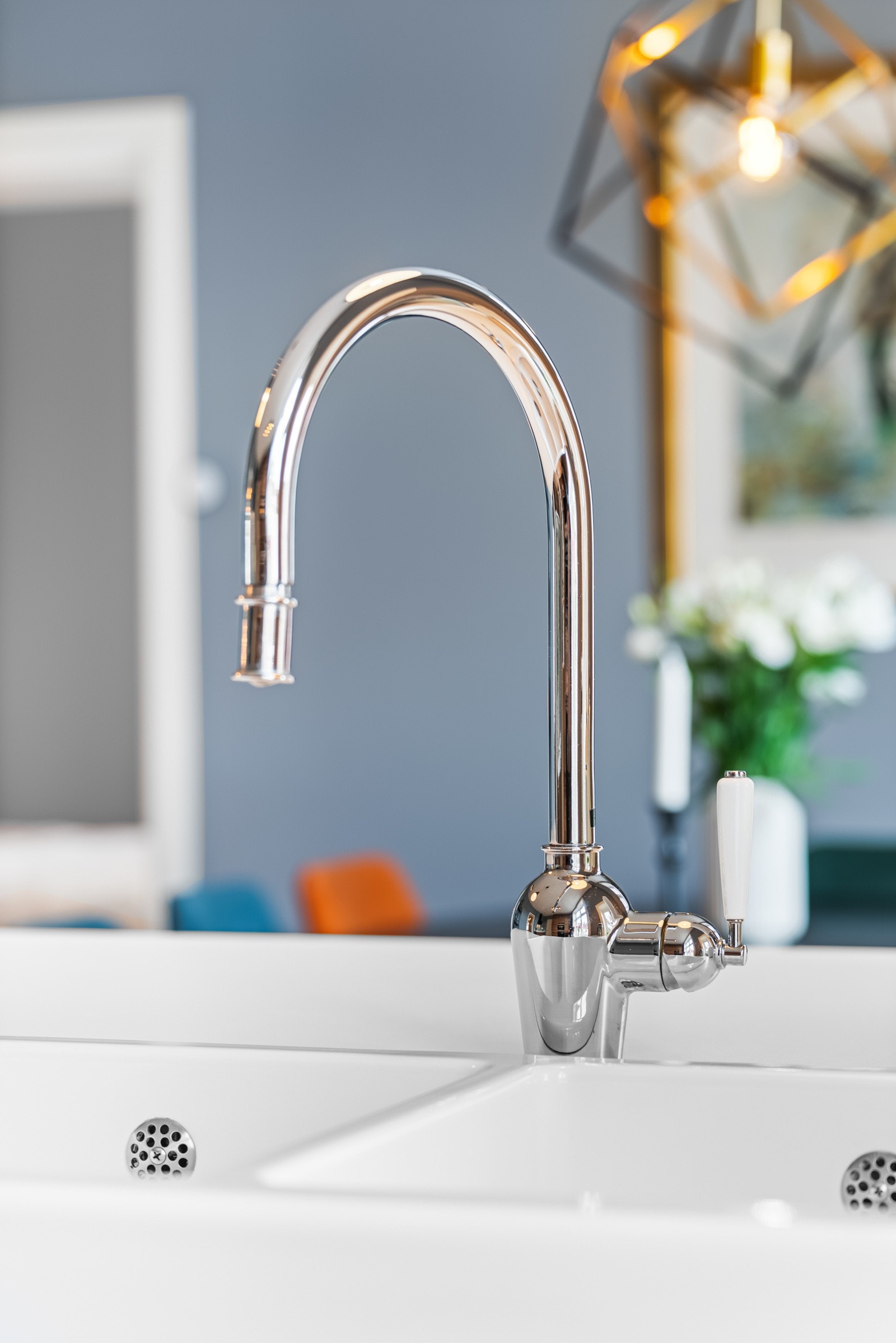 Innredningen har valnøttmønstrede fronter med gripekant og dempefunksjon, kombinert med benkeplate i lys laminat med dobbel vaskekum i nostalgisk, hvitt design. Galleribilde