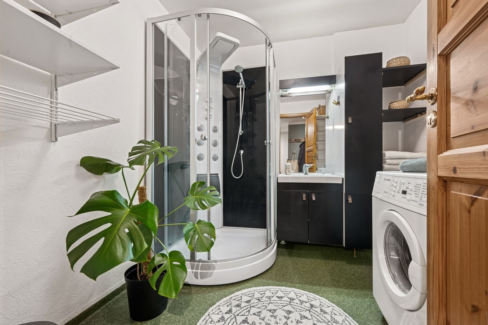 Baderommet er innredet med servant, baderomsinnredning. speil, belysning og dusjkabinett. Galleribilde