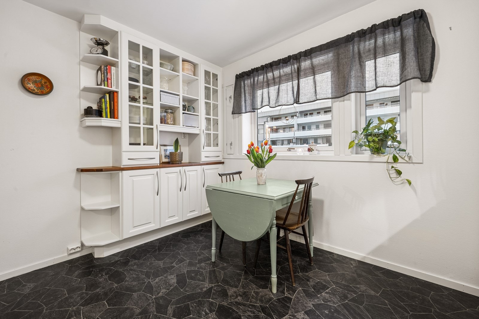 Det er mulig å etablere til en liten frokostplass på kjøkkenet. Galleribilde