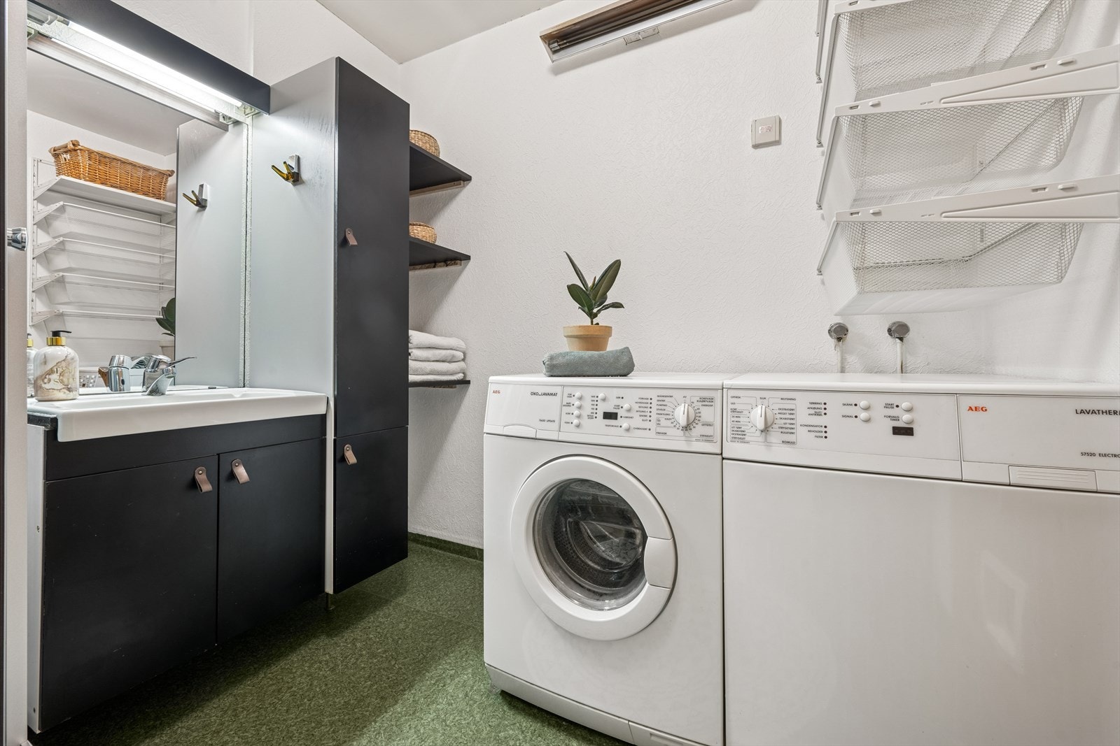 Baderommet har opplegg for vaskemaskin. Galleribilde