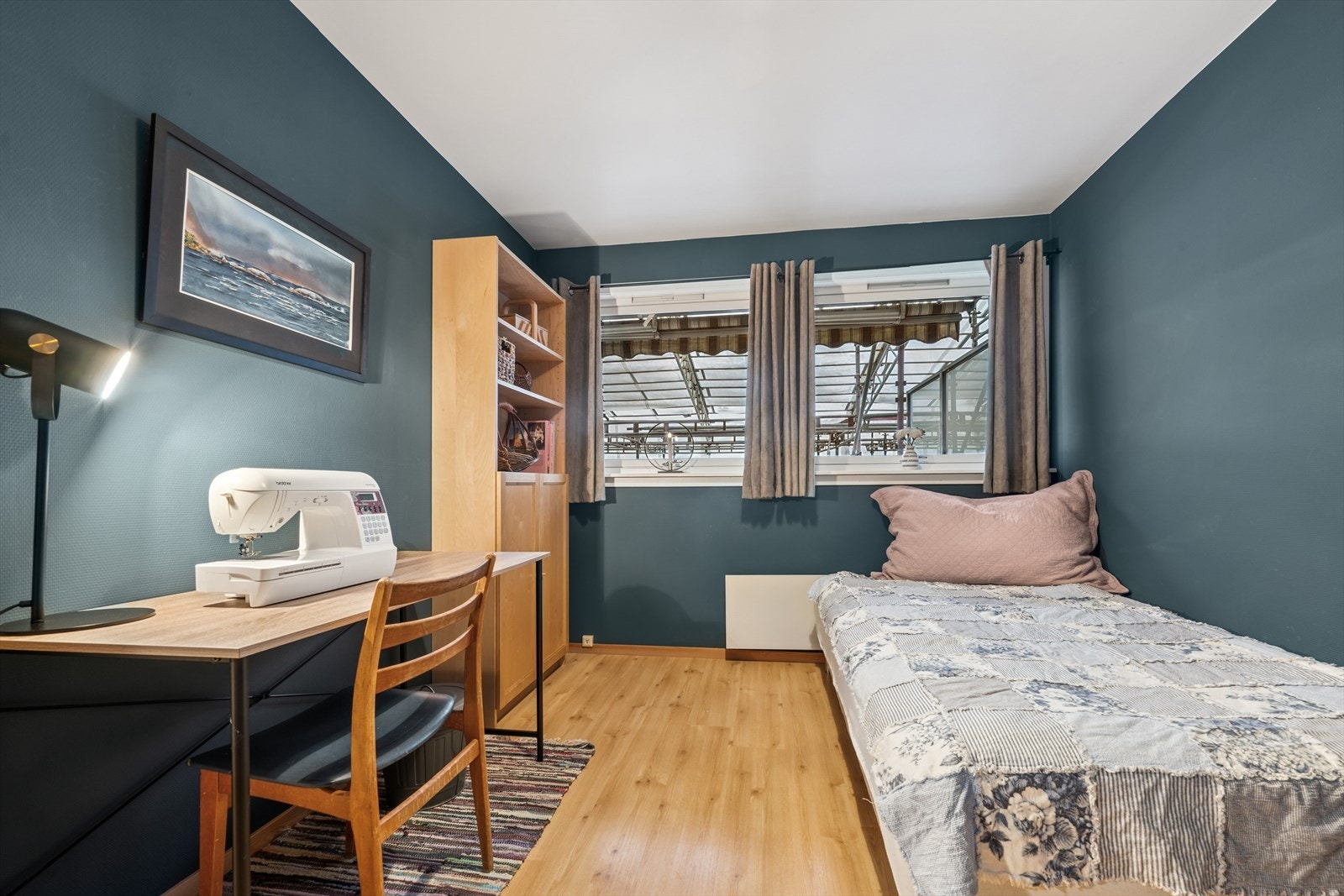 Vinduene på dette rommet vender ut mot balkongen. Galleribilde