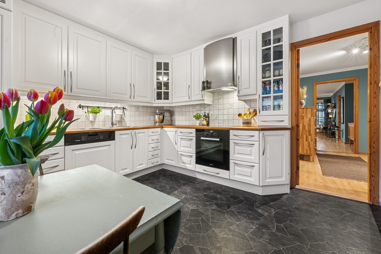 Kjøkkenet har en takhøy innredning med godt med skap- og benkeplass. Galleribilde