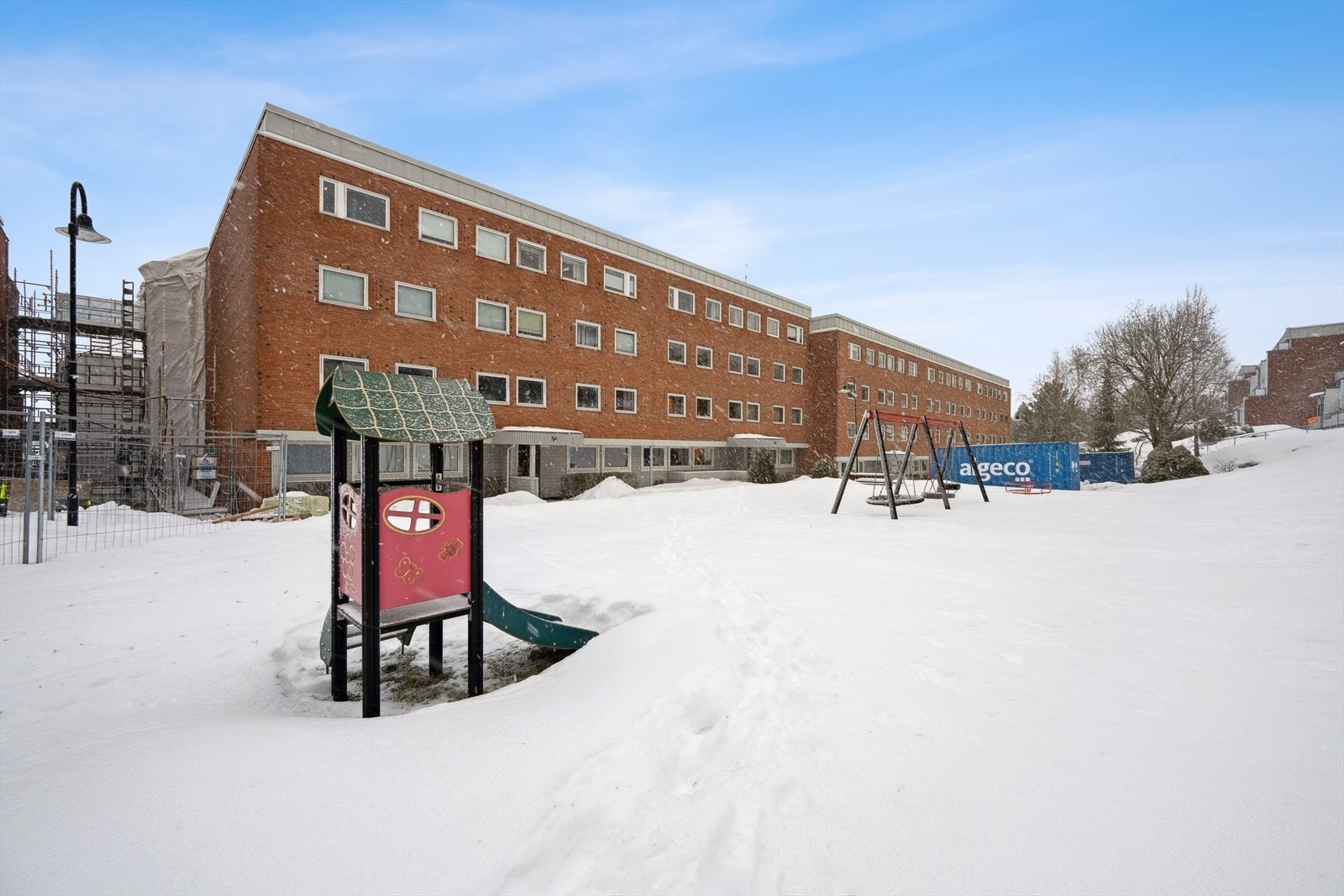 Utenfor blokken er det etablert fine lekeplasser for de minste. Galleribilde