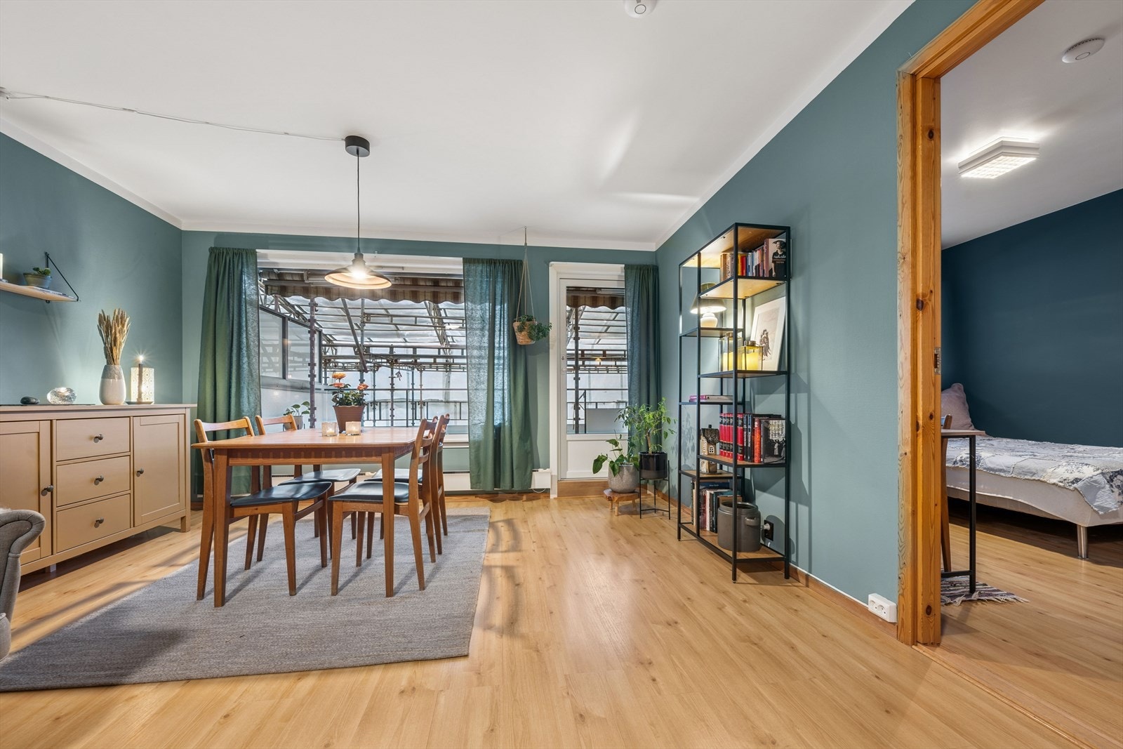 Det er god plass til en romslig spisegruppe og tilhørende møbler. Galleribilde