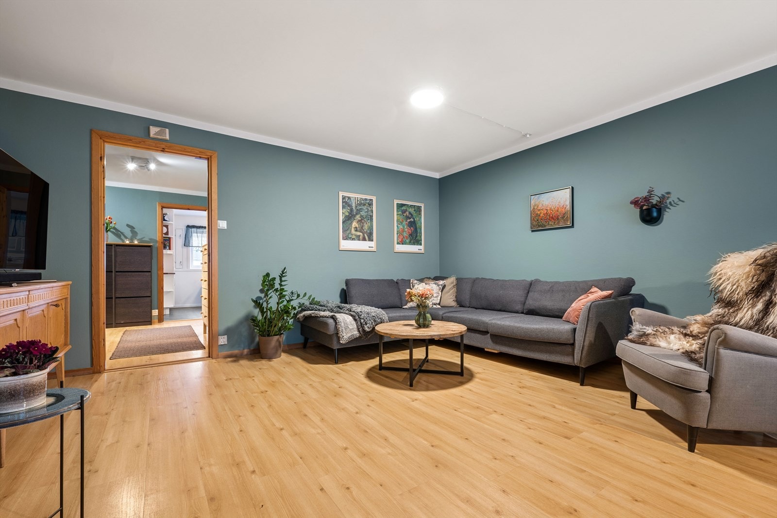 Sofagruppen har en fin plassering i stuen. Galleribilde