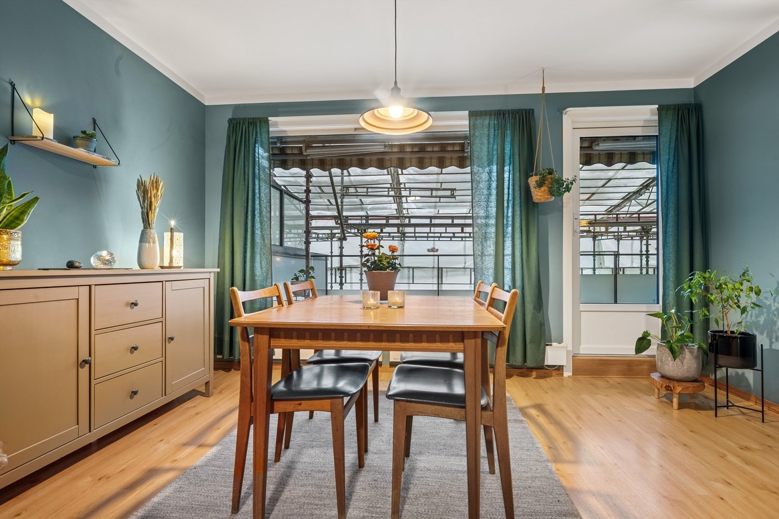 Stuen har videre adkomst til en balkong. Galleribilde