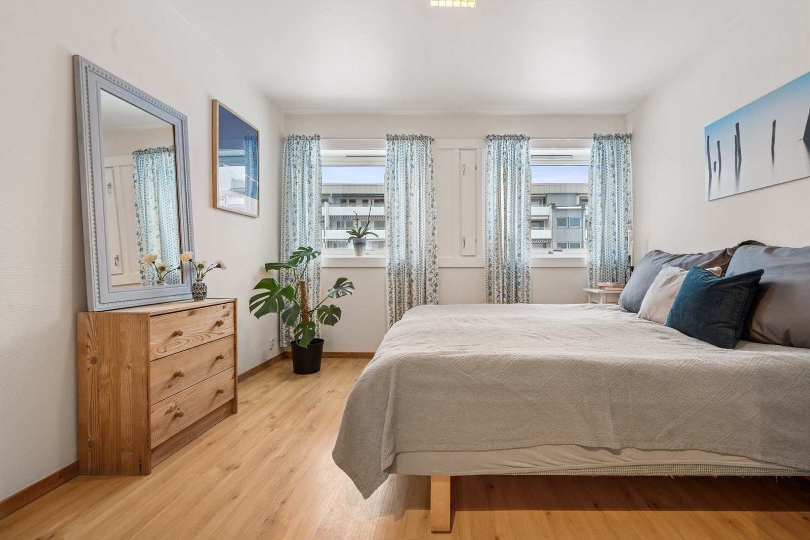 Soverommet har god plass til seng og tilhørende møbler. Galleribilde