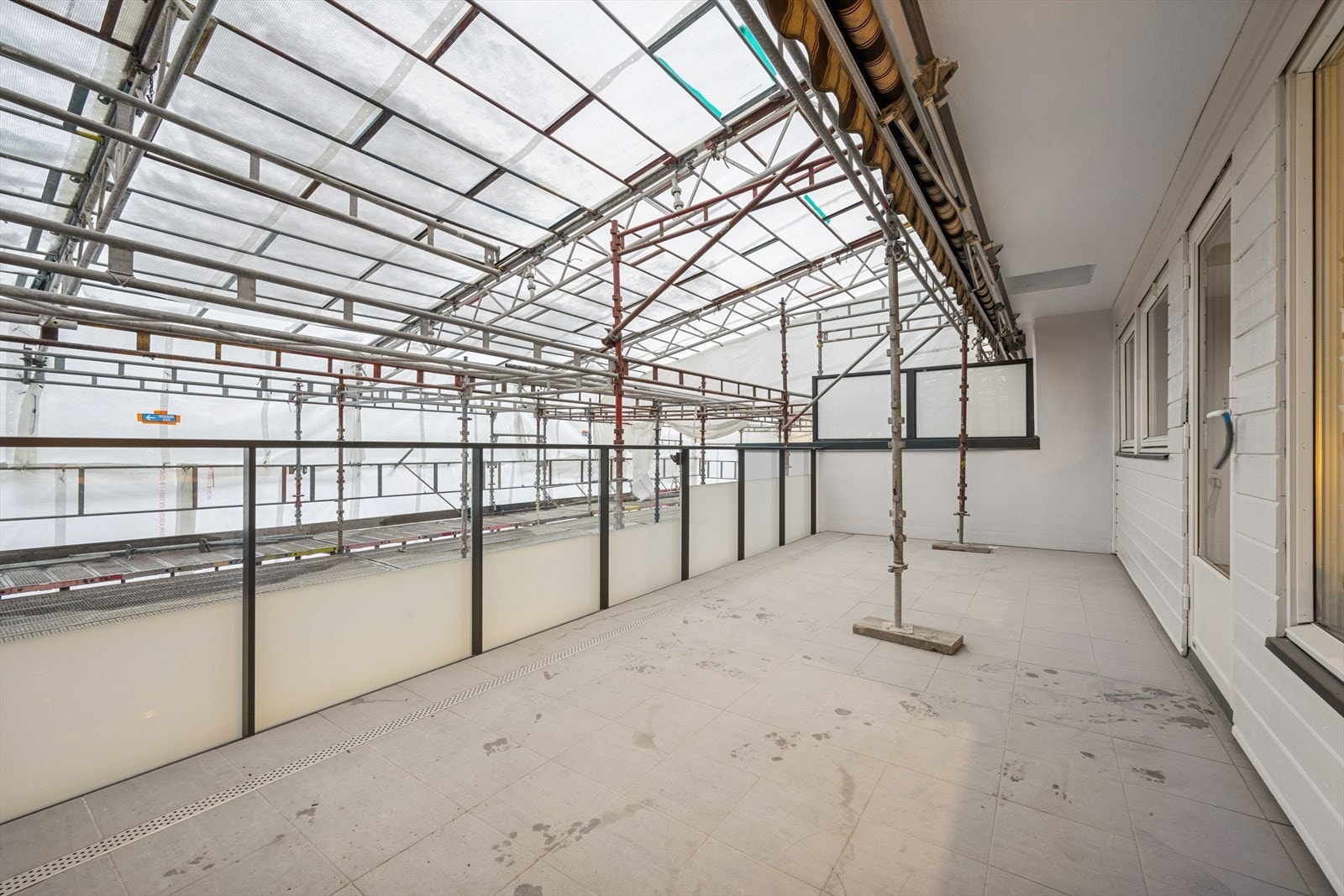 Fra stuen er det adkomst til en balkong hvor du kan nyte avslappende timer i solen. Balkongene er for tiden under rehabilitering, og er derfor tildekket. Galleribilde