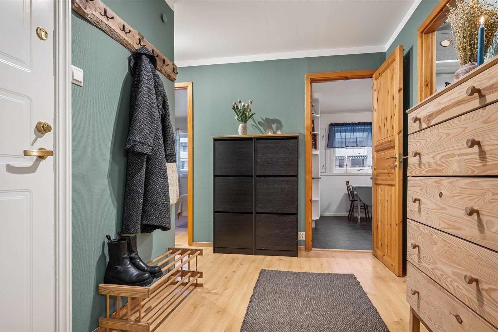 Fra entreen er det videre adkomst til kjøkkenet. Galleribilde