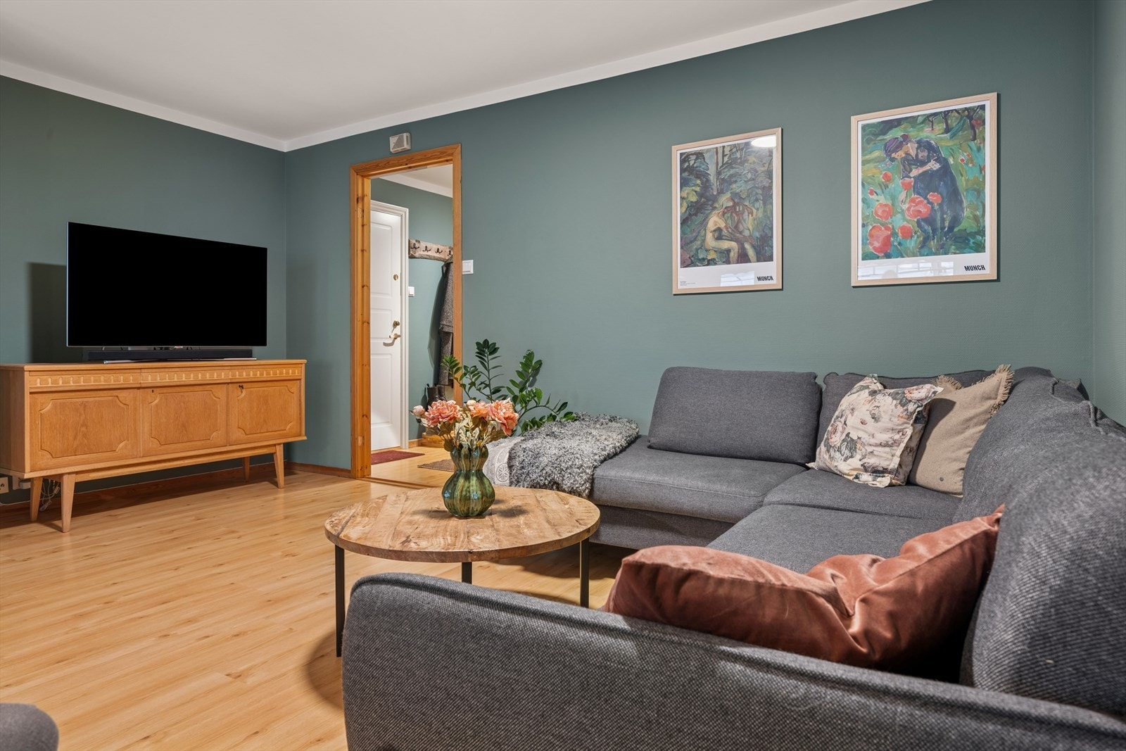 Fra entreen er det adkomst til stuen. Galleribilde