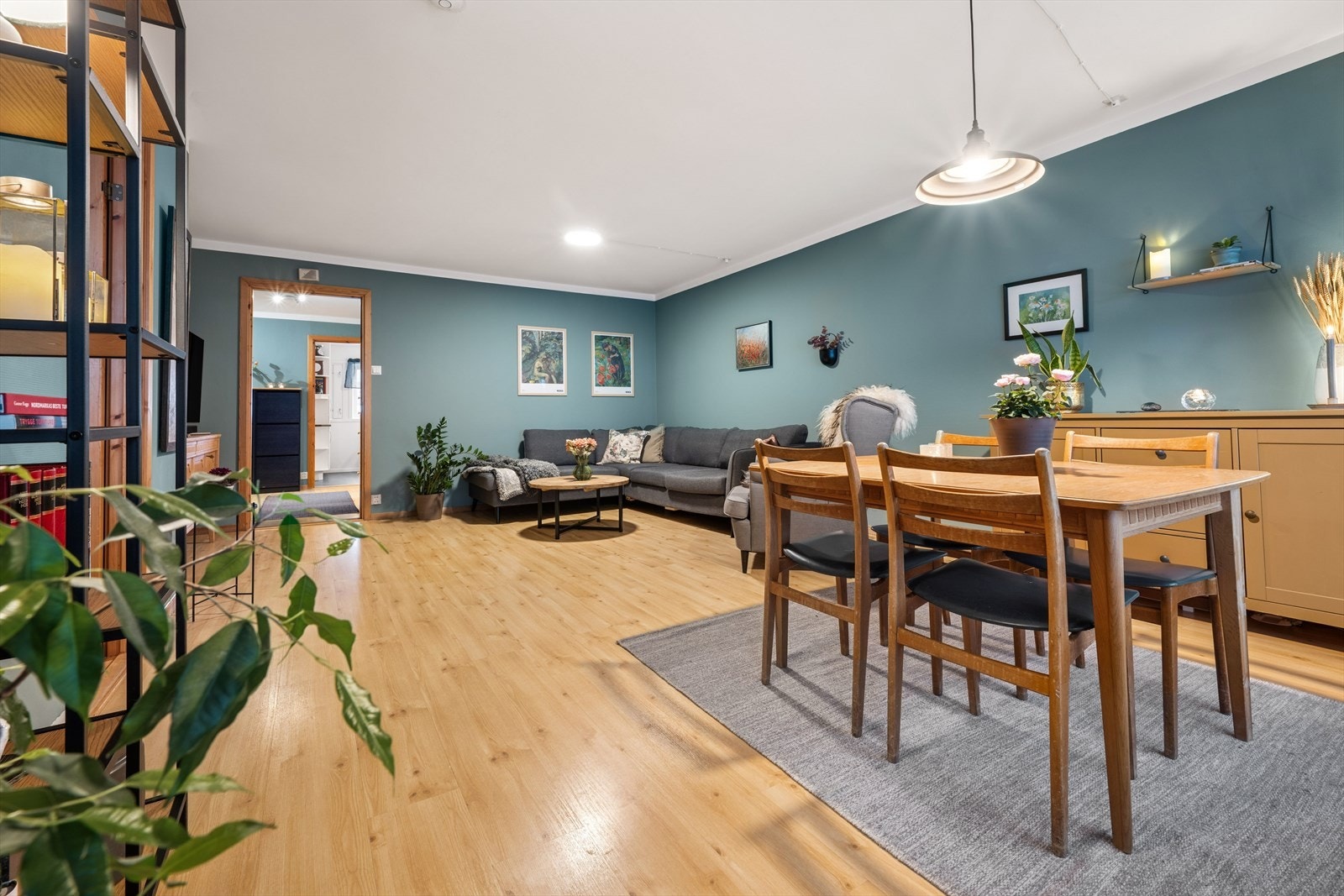 Stuen er av god størrelse og har god plass til en komfortabel sofagruppe og spisegruppe. Galleribilde