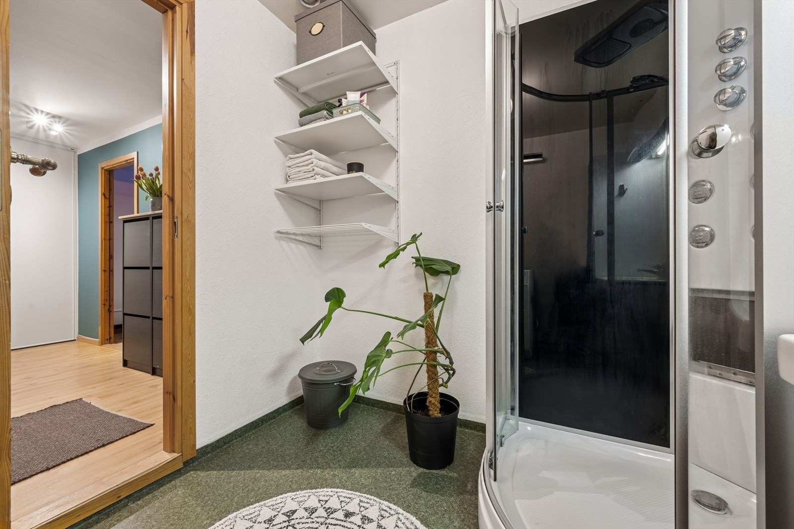 Baderommet har adkomst fra entreen. Galleribilde