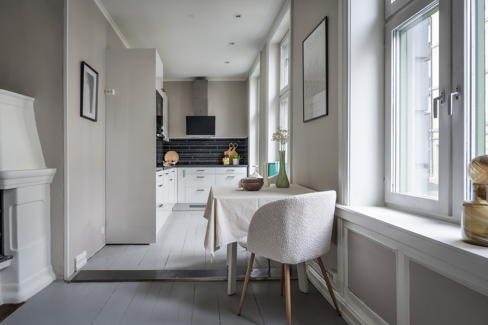 Her får du klassiske detaljer, god takhøyde og moderne fargevalg. Galleribilde