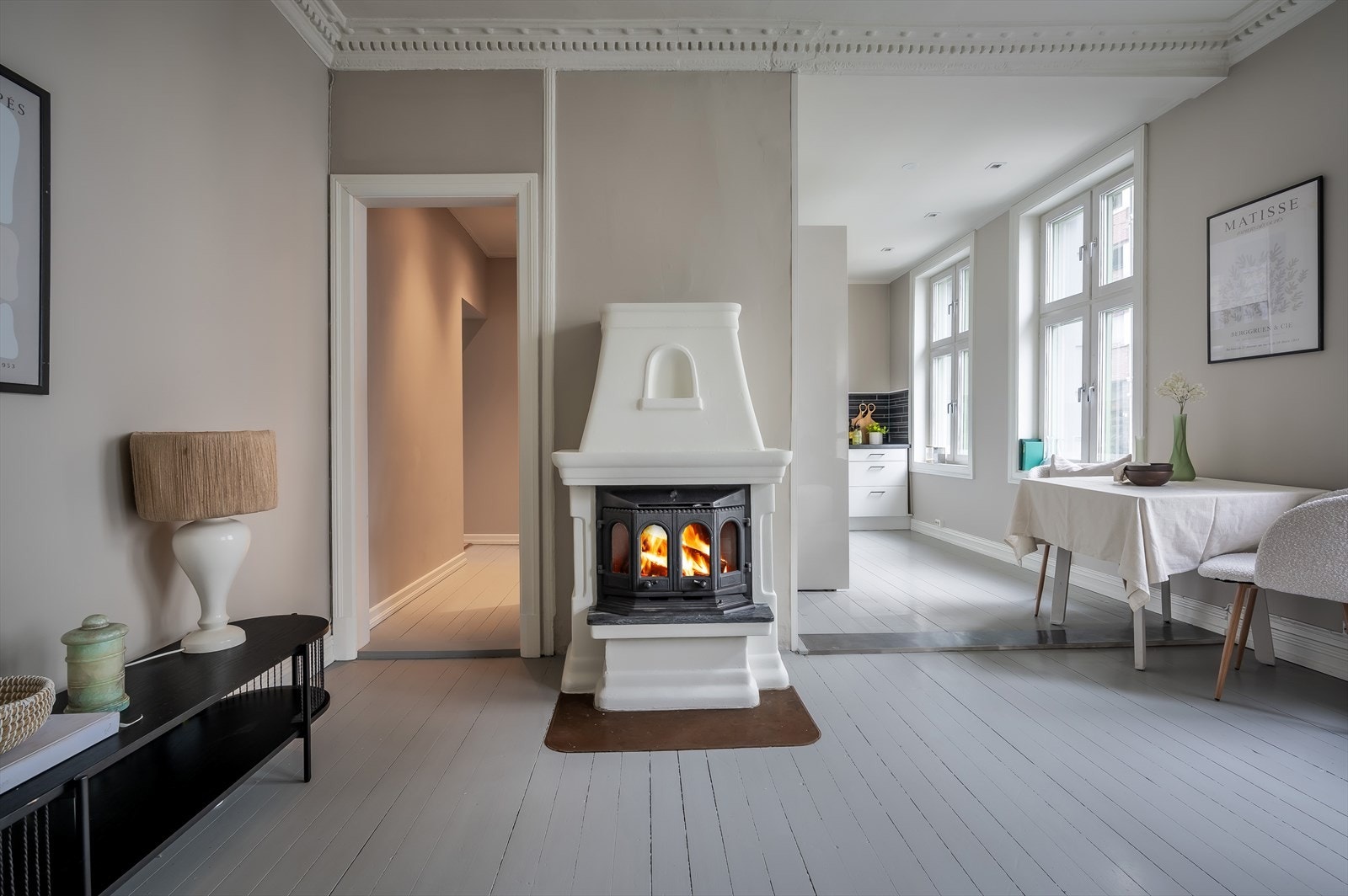 Videre er det flott stukkatur i taket med rosett og en hyggelig peis som skaper en behagelig atmosfære. Galleribilde