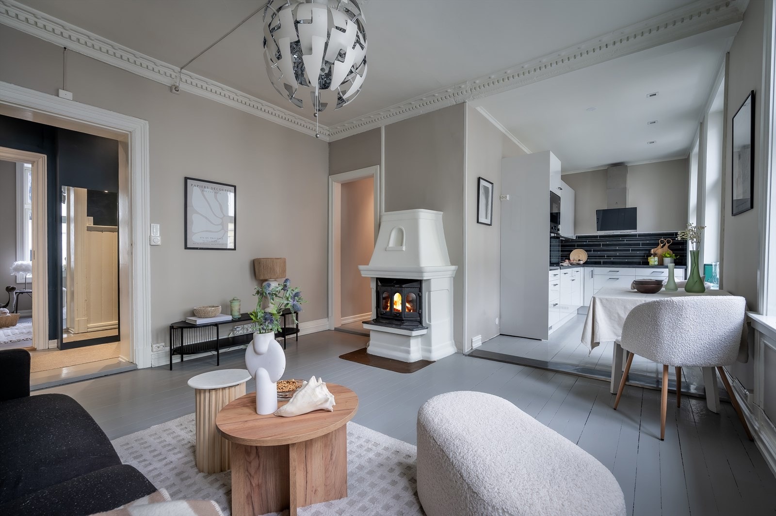 Dette er en lekker 3-roms leilighet med en sentral beliggenhet på øvre Grünerløkka. Galleribilde