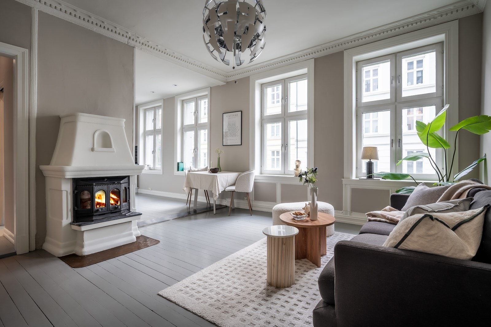 Leiligheten har en åpen stue-/kjøkkenløsning som gjør dette til et hyggelig og sosialt oppholdsrom. Galleribilde