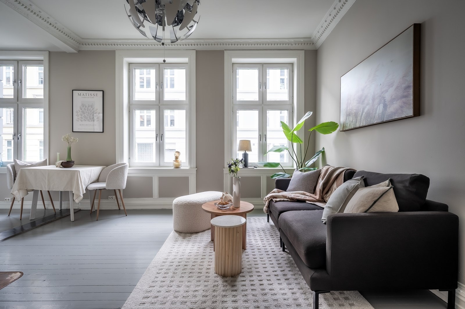 Stuens romslighet gir gode møbleringsmuligheter. Her har du god plass til en sofagruppe med salongbord og tv med tilhørende mediemøblement. Galleribilde