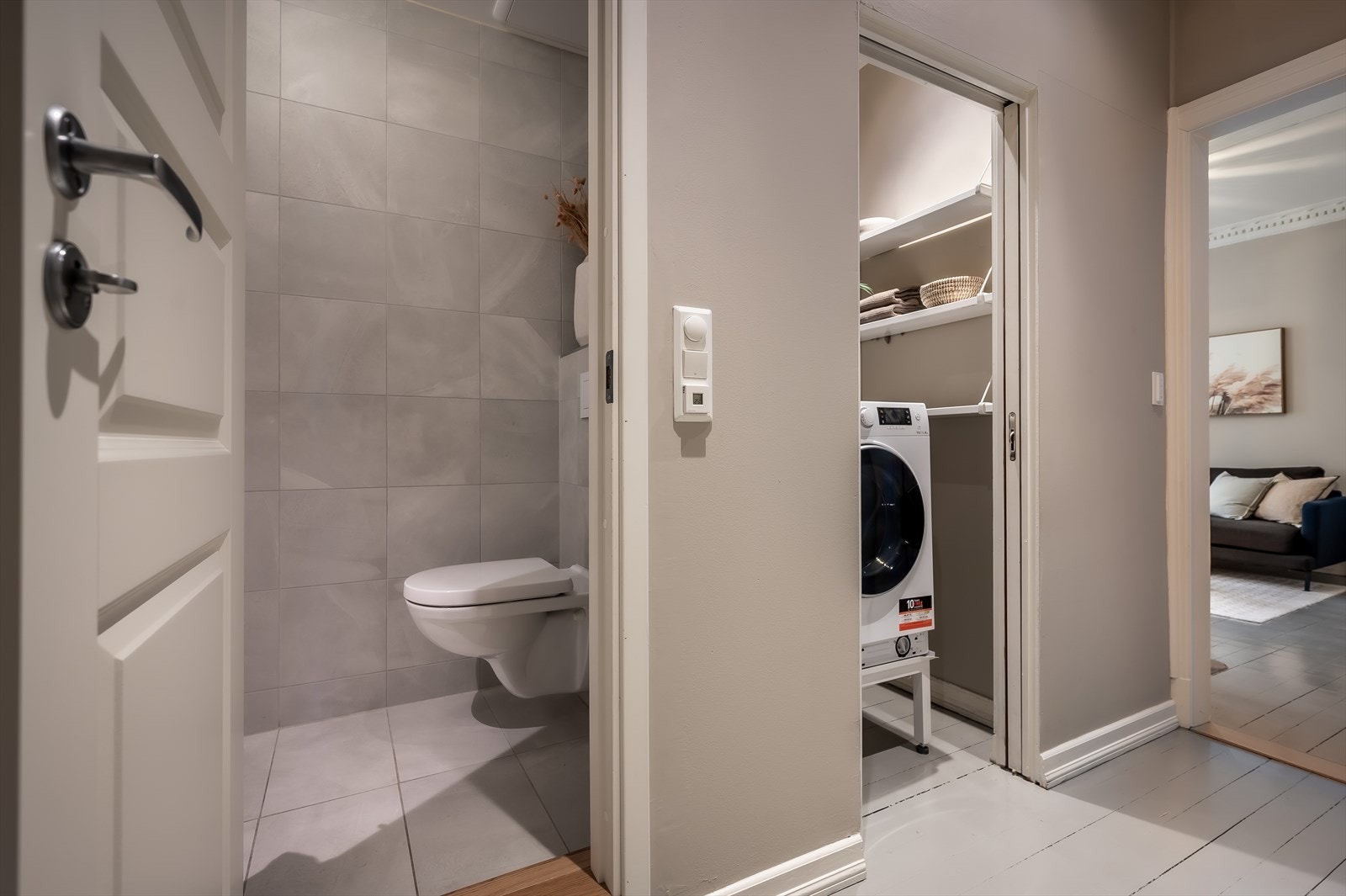 Praktisk kott i gangen med plass til vaskemaskin. Rommet tilfredsstiller ikke krav til våtrom da rommet mangler ett eget sluk og avtrekk. Galleribilde