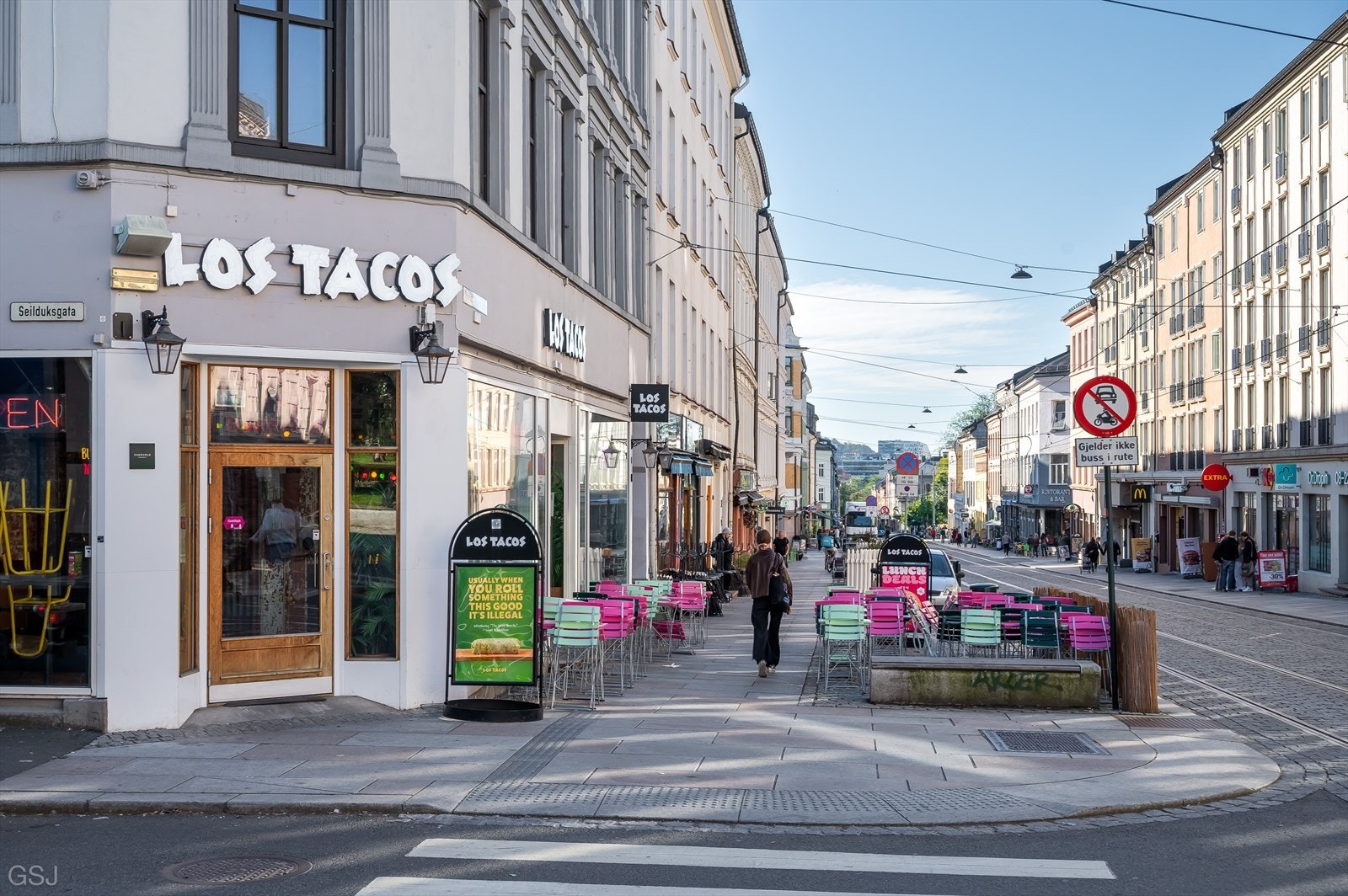 Sentralt på Grünerløkka finner du et stort utvalg av butikker, caféer, restauranter og barer. Galleribilde