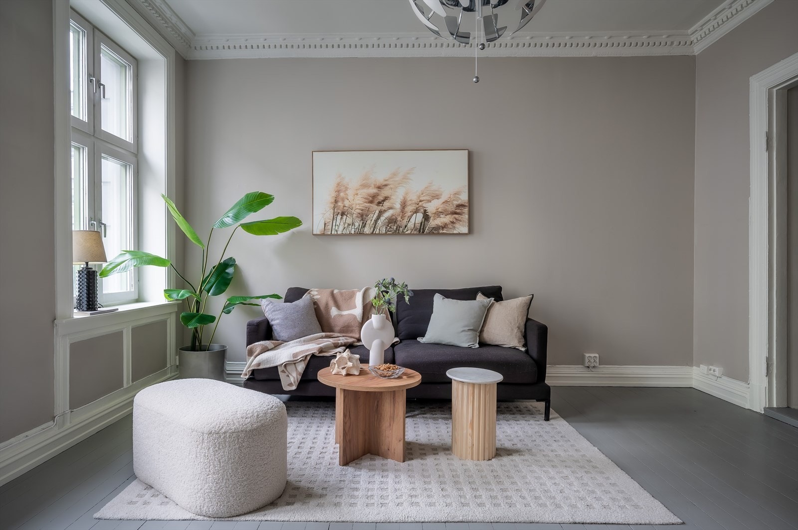 Stuen oppleves som lys og luftig med generøs takhøyde og store vindusflater. Galleribilde