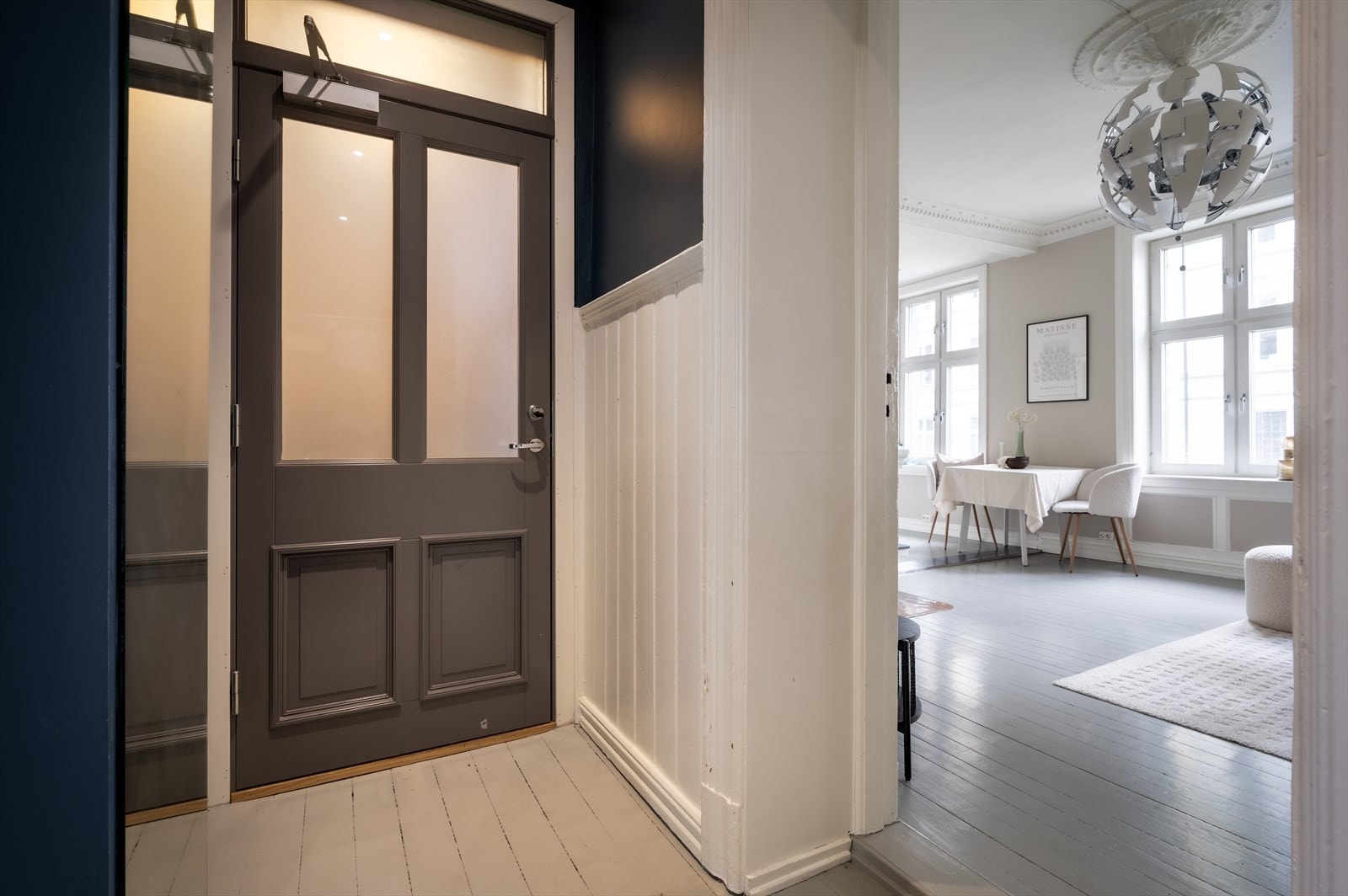 Her trer du inn i en praktisk og hyggelig entré med downlights i himling. Galleribilde