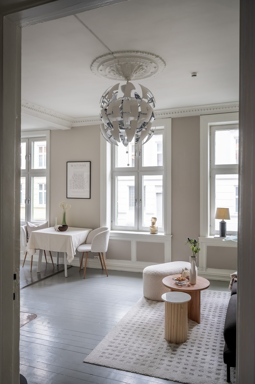 Generøs takhøyde på hele 2,86m i stuen. Galleribilde