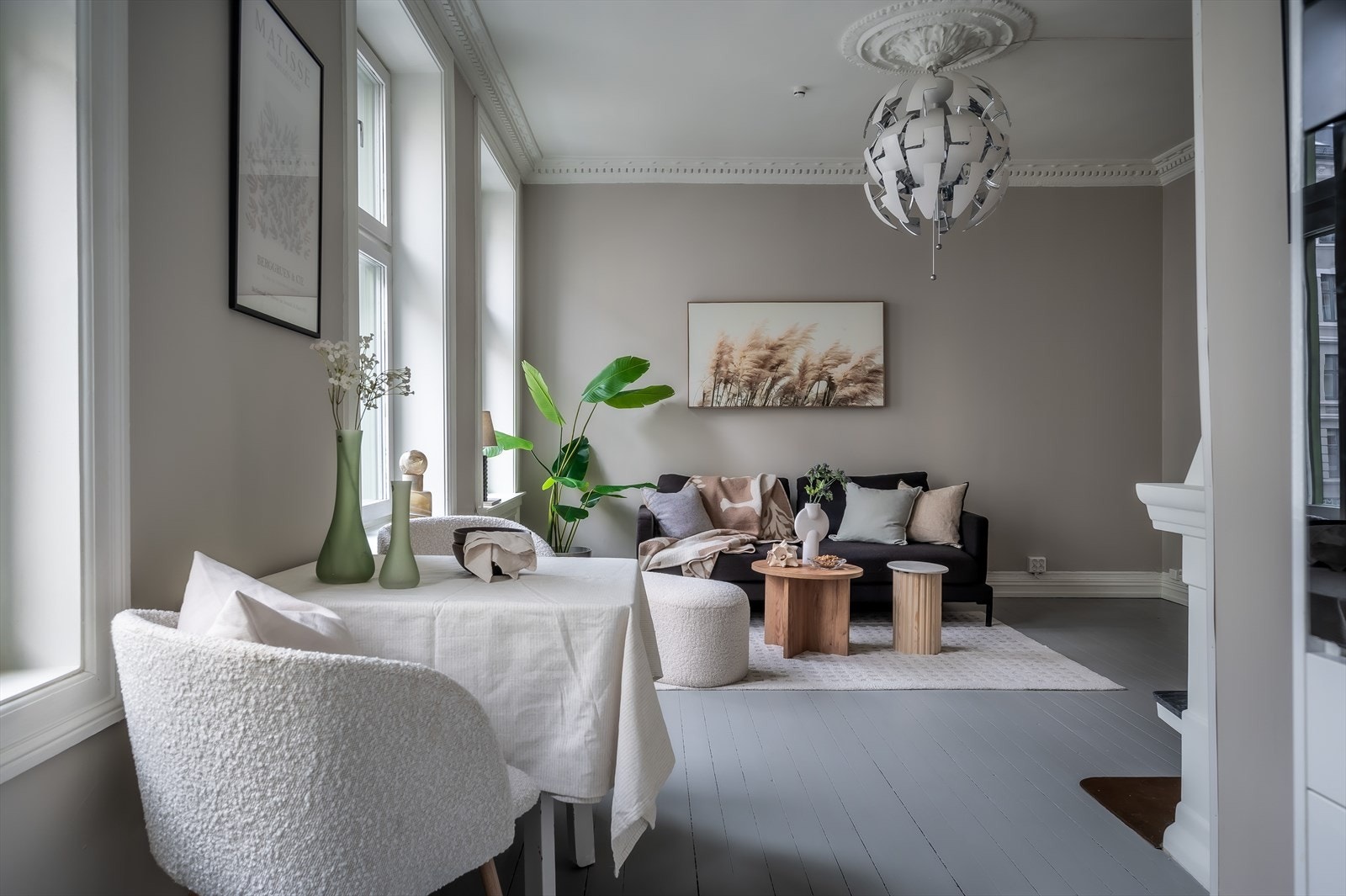 I tilknytning til kjøkkenet er det plass til en liten spisegruppe. Galleribilde