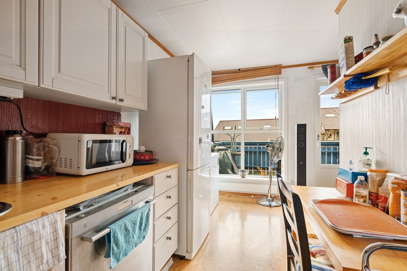 Kjøkken med god skapplass. Galleribilde