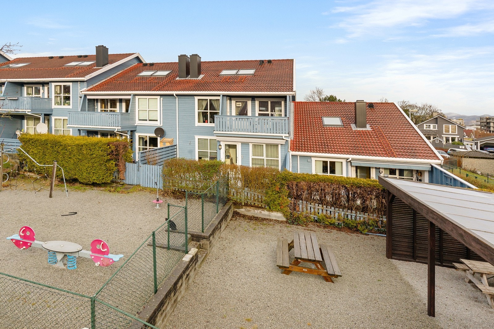 Barnevennlig område med lekeplass like utenfor balkongen Galleribilde