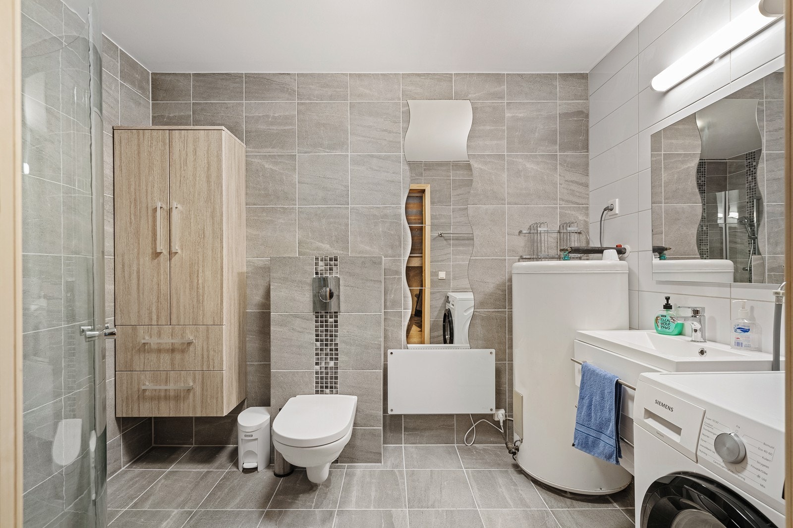 Nyere oppusset bad/vaskerom Galleribilde