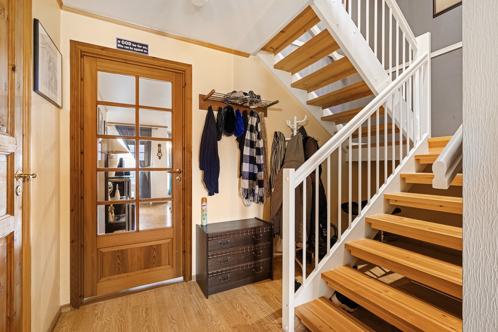 Gang med trapp opp til loftsetasje Galleribilde