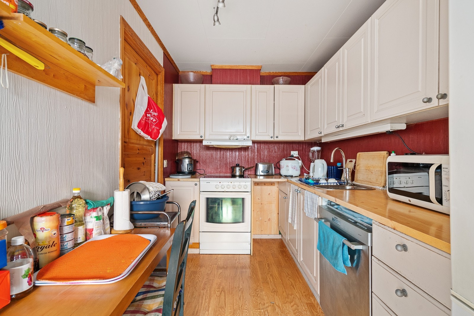 Kjøkken med god skapplass. Galleribilde