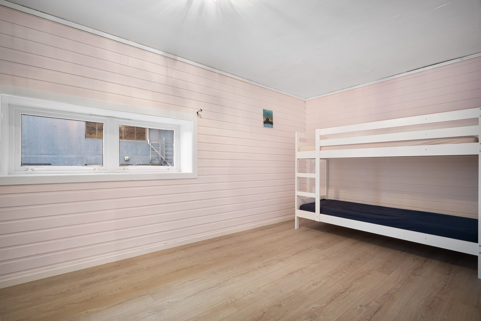 I 1. etasje har leiligheten 3 store soverom på hhv. 12,3 m², 13,1 m² og 13 m² Galleribilde