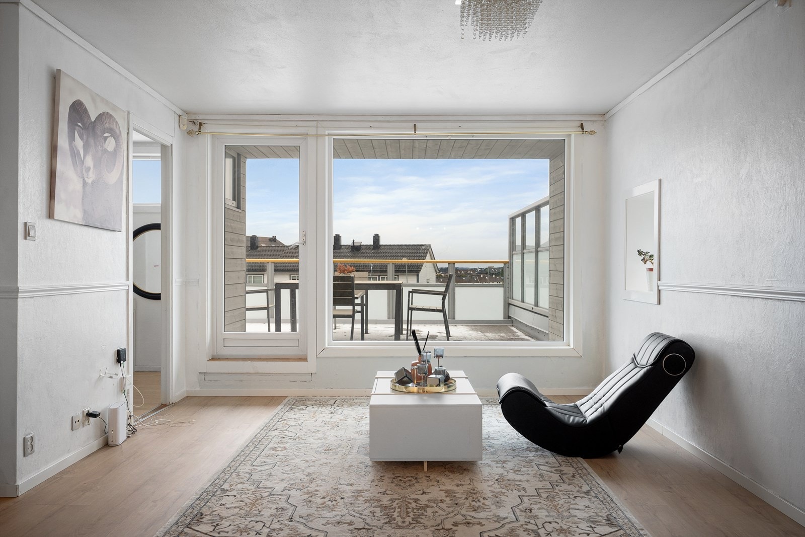 Fra stuen er det tilkomst til et soverom og utgang til terrasse Galleribilde