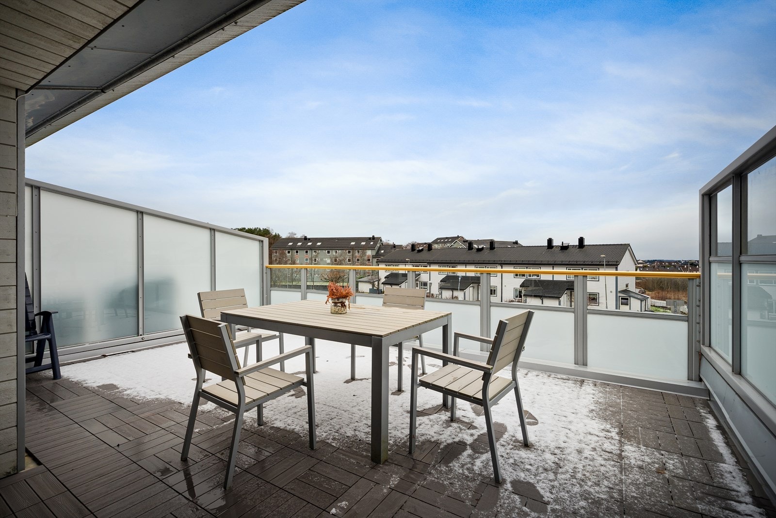 En vestvendt terrasse på 25 m² og kan enkelt innredes ved flere sittegrupper Galleribilde