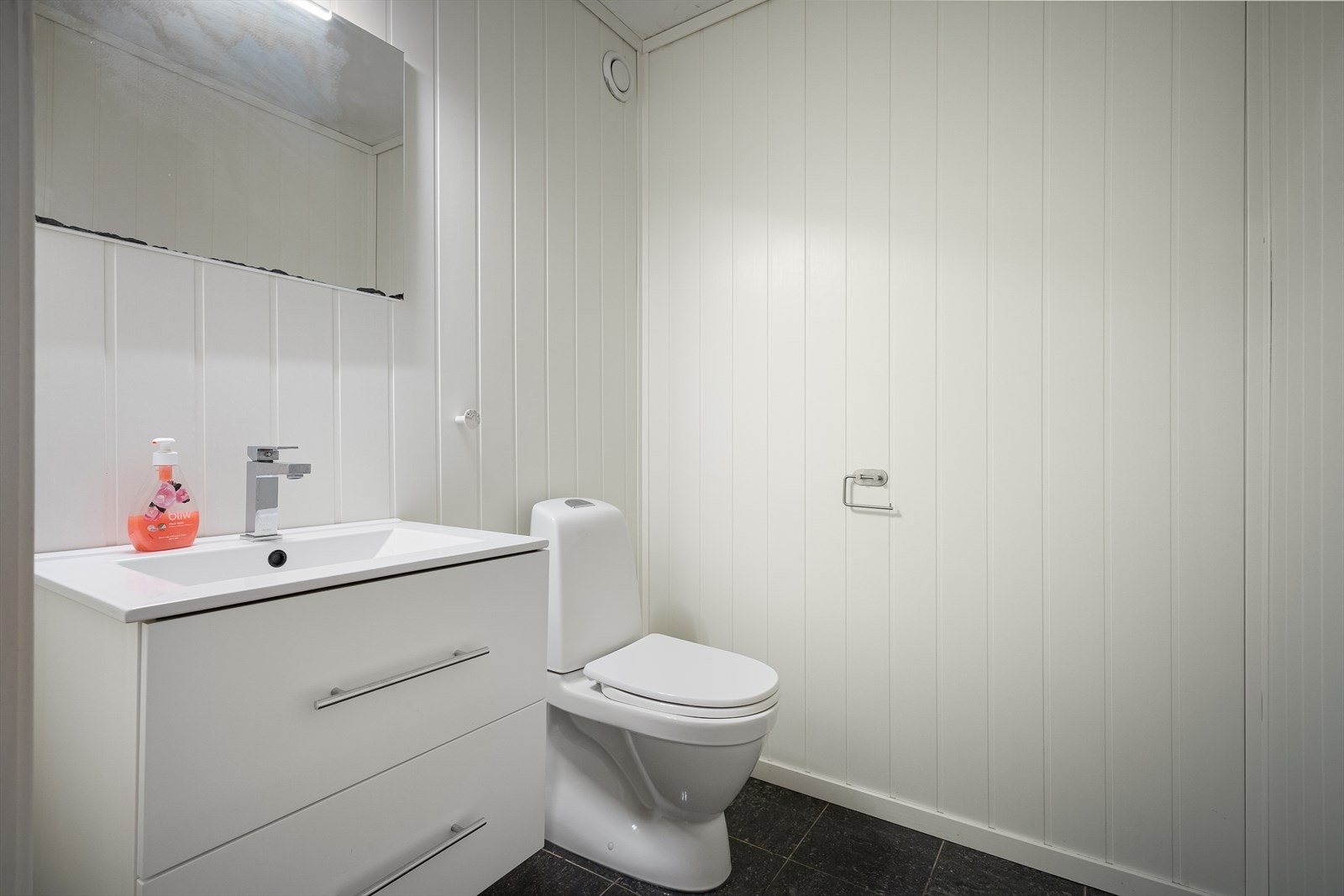 Et ekstra toalett på et separat wc, og veggene her ble skiftet i 2023 Galleribilde