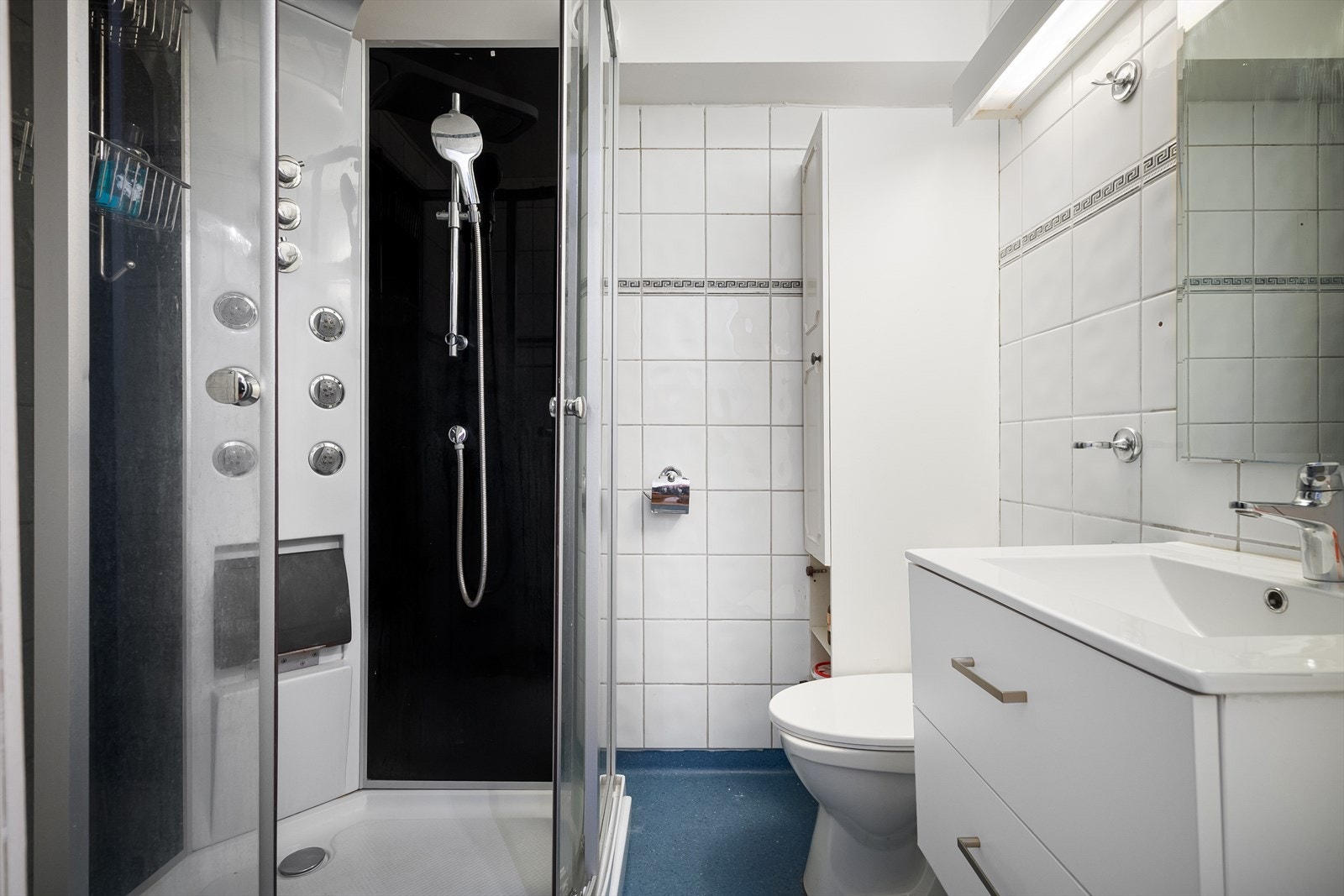 Flisbelagte vegger og belegg på gulv med varmekabler Galleribilde