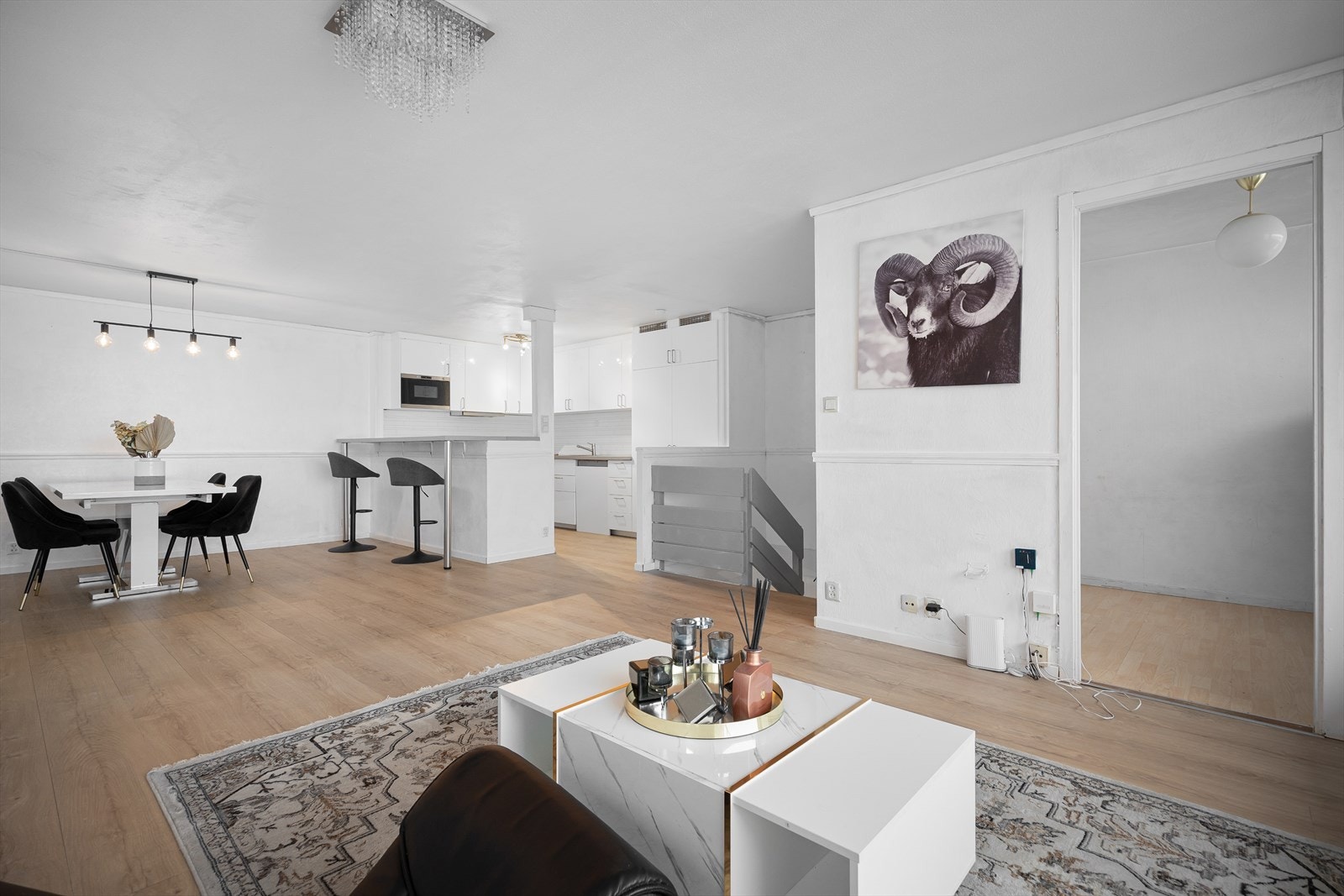 En stor og innholdsrik 5-roms leilighet på to plan. Galleribilde