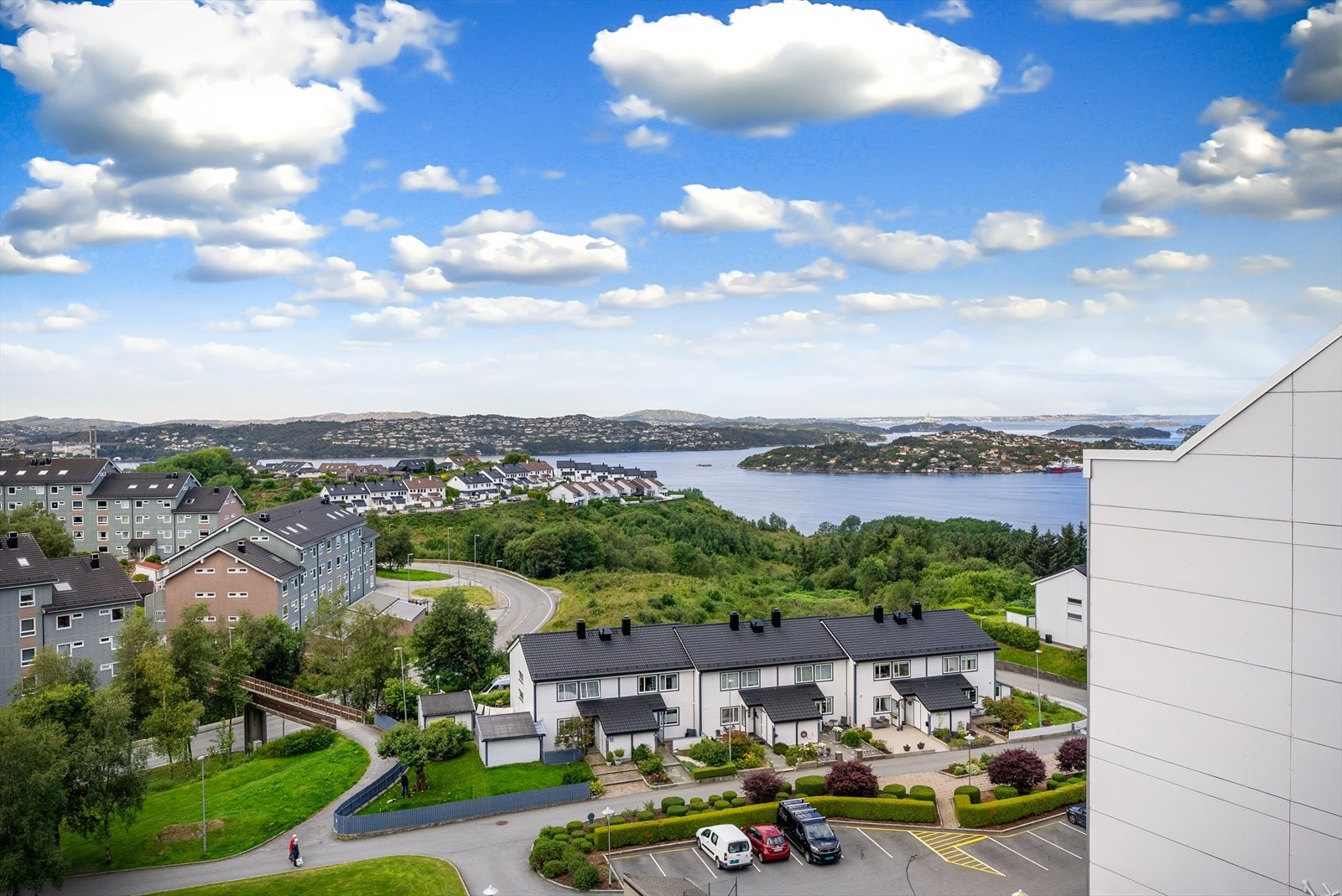 Gangavstand til Extra, Kiwi, busstopp, barnehager, skoler og idrettsplass Galleribilde