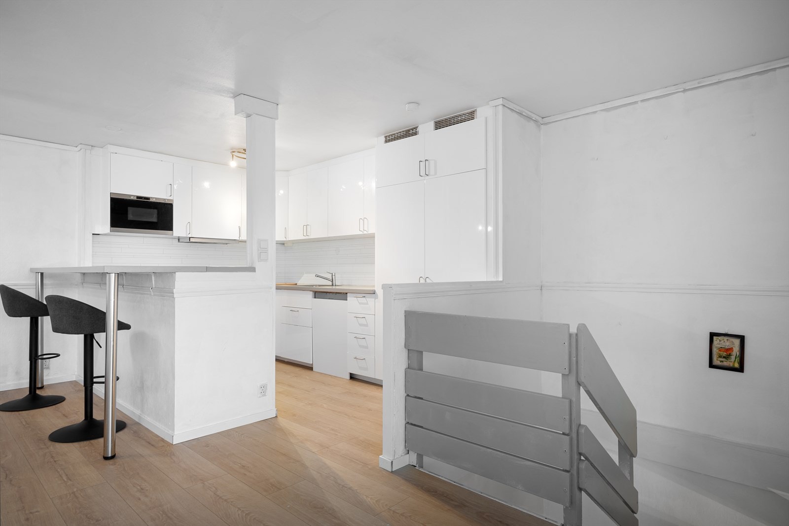 Kjøkkenet tilbyr mye god skapplass til oppbevaring Galleribilde