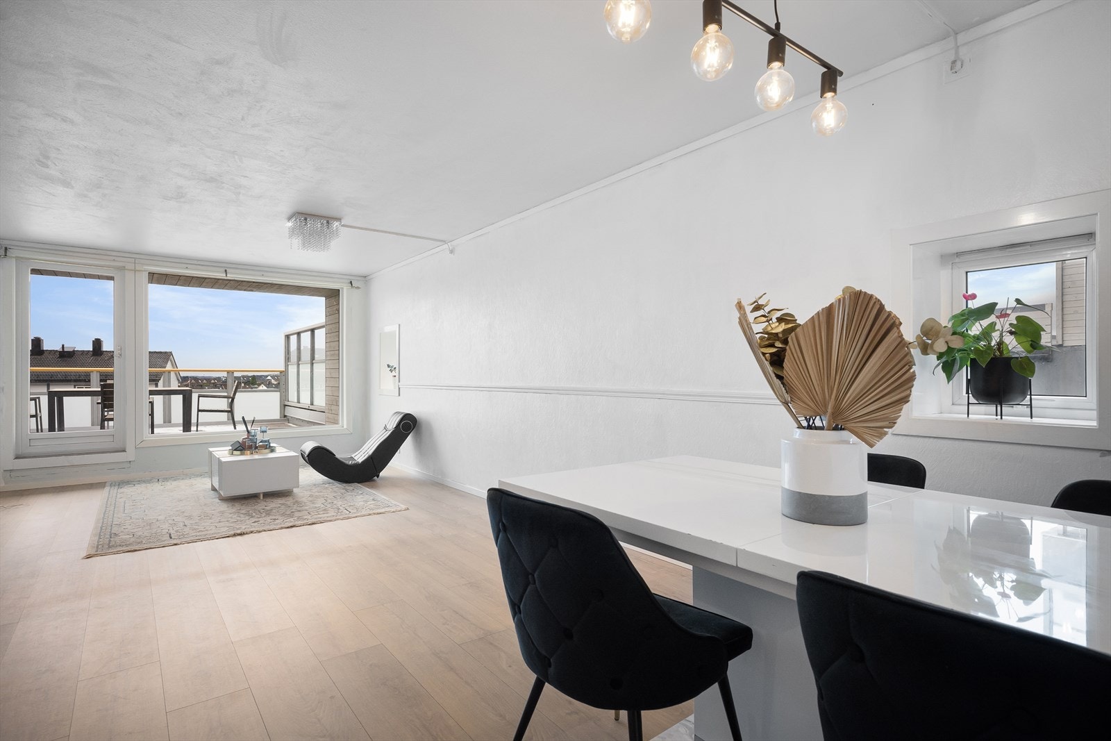 Store vindusflater som gir godt med naturlig lys inn i rommet Galleribilde