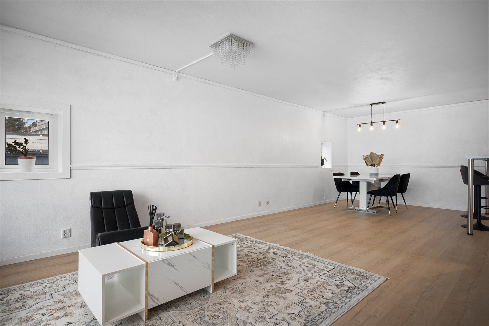 Den romslige stuen gjør at du enkelt kan innrede med spisebord og andre ønskede sittegrupper Galleribilde