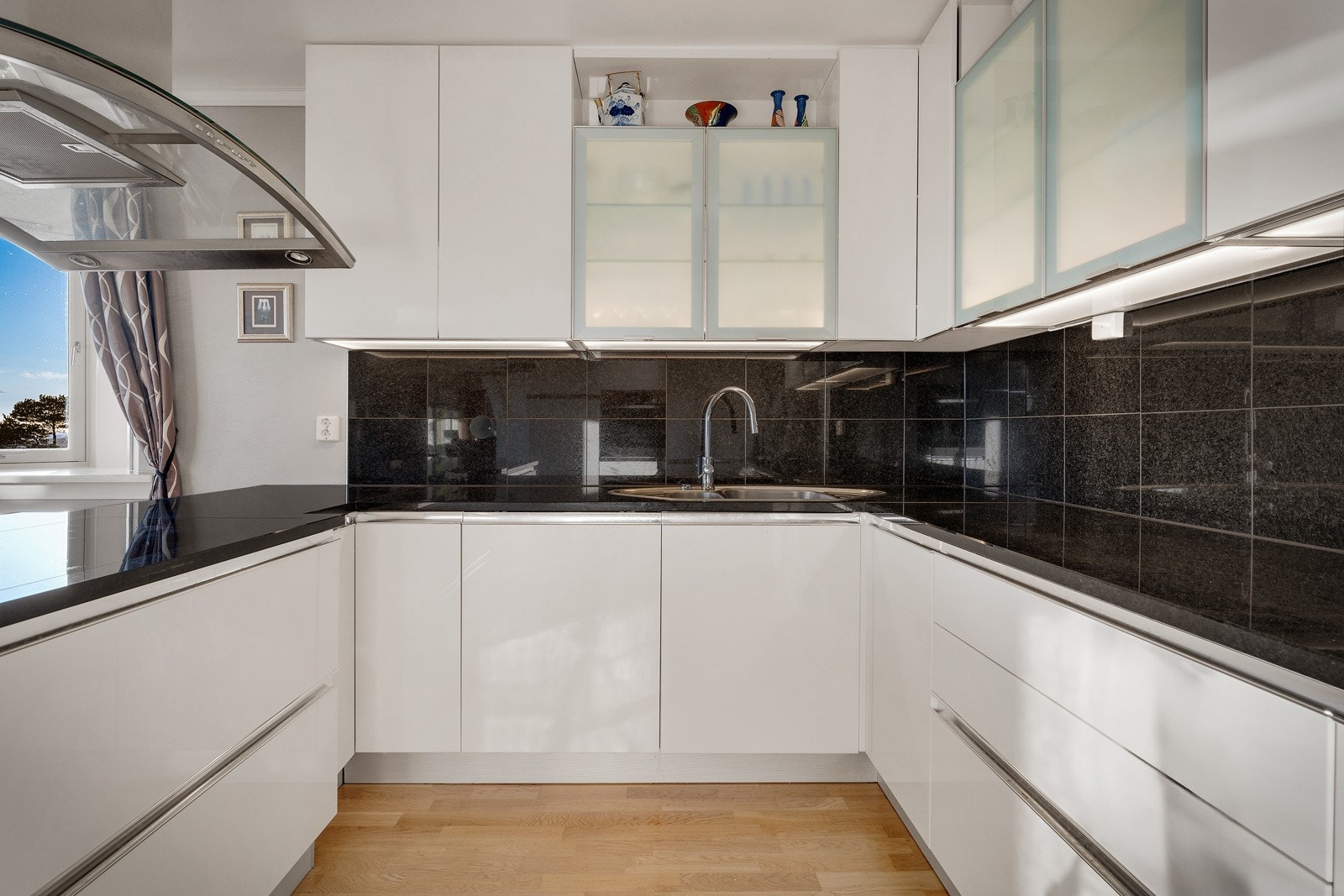 Lekker kjøkkeninnredning fra 2014 med høyglans fronter og granitt benkeplate. Galleribilde